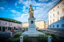 Das Mozartdenkmal am Mozartplatz am Dom zu Salzburg • © Tourismus Salzburg