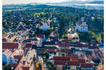 Murnau am Staffelsee von oben: der Untermarkt mit Schlossmuseum und Kirche. • © Tourist Information Murnau am Staffelsee, Thomas Rychly