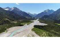 Der Wildfluss Lech, der dem Tiroler Lechtal seinen Namen gibt, bietet mit seinen ausgedehnten Schotterbänken einer Vielzahl von seltenen Pflanzen und Tieren ein Zuhause. • © Lechtal Tourismus/Ratko Medienagentur