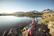 Entspannen am Mutterberger See.  • © TVB Stubai, André Schönherr