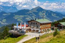 Die Rübezahl-Hütte liegt ein Stück unterhalb der Bergstation der Markbachjochbahn in der Wildschönau. • © alpintreff.de - Silke Schön