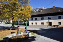 Nötsch im Gailtal: Dorfplatz des Ortsteils Saak • © foto-kohlmeier.at