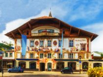 Typisches Haus in Oberammergau, verziert mit Lüftlmalerei.  • © David Mark auf pixabay.com