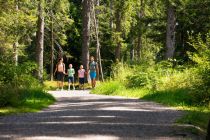 Familienzeit auf dem Erlebniswanderweg am Hündle in Oberstaufen. • © Oberstaufen Tourismus, Moritz Sonntag