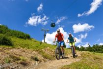 Mit einem Mountain Skyver macht der Abstieg in Obertauern doppelt Spaß. • © Tourismusverband Obertauern, Christian Schartner