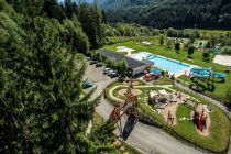 Das Erlebnisbad in Oetz mit dem Kids Park im Vordergrund. • © Ötztal Tourismus, Christoph Schöch