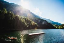 Der idyllische Piburger See liegt im vorderen Ötztal. • © Ötztal Tourismus, Christoph Schöch