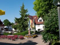 Ortszentrum von Nonnenhorn am Bodensee mit Pavillon. Direkt an der Tourist-Info. • © alpintreff.de / christian schön