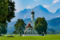 Die Kirche St. Coloman in Schwangau ist ein Inbegriff für das Ostallgäu. • © alpintreff.de - Christian Schön