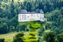 Das Schloss Staufeneck am Fuß des Hochstaufens in Piding. • © alpintreff.de - Silke Schön