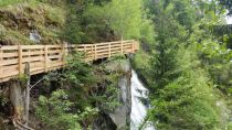 Den Söllbergwasserfall kannst Du gut von der Aussichtsplattform anschauen. • © TVB Pitztal