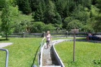 Das Kneipp-Tretbecken in den Wasserwelten Stillebach in St. Leonhard/Pitztal. • © TVB Pitztal, Hansmann PR