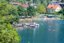 Blick auf die Stege des Parkbades in Döbriach. • © alpintreff.de - Christian Schön