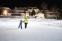 Familienzeit auf dem Eislaufplatz in Radstadt.  • © Tourismusverband Radstadt, Markus Rohrbacher