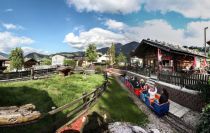Quer über das Gelände mit der Mini-Eisenbahn.  • © Alpbachtal Tourismus