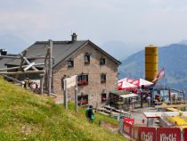 Das Gipfelhaus am Kitzbüheler Horn. Aufnahme im Sommer 2018 - leider mit der Baustelle der neuen Raintalbahn • © alpintreff.de / christian Schön