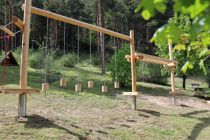 In Bibis Märchenwald gibt es viele Spielgeräte. • © TVB Tiroler Oberland, Kurt Kirschner