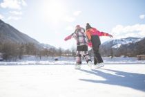 Eislaufen in Ried im Oberinntal. • © TVB Tiroler Oberland, Daniel Zangerl