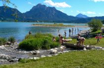 Der schöne Badeplatz am Cafe Maria am Forggensee.  • © Tourist-Information Honigdorf Seeg