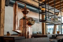 Das Herzstück der Meisterwurz Bar: der original Schnapsbrennkessel aus Kupfer. • © Zillertal Arena / fotoschmiede.tirol