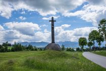Das Steinerne Kreuz steht in der Nähe von Roßhaupten im Allgäu. • © Tourist-Information Honigdorf Seeg