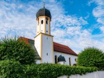 Die Pfarrkirche St. Andreas in Roßhaupten. • © alpintreff.de - Christian Schön