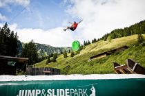 Hoch hinaus mit genug Schwung geht´s im Jump & Slide Park in Hinterglemm. • © saalbach.com / Mirja Geh