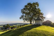 Die Aussichtskapelle in Samerberg im Chiemsee-Alplenland.  • © Chiemsee-Alpenland Tourismus 