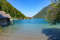 Zwei Schifffahrts-Linien fahren auf dem Weissensee in Kärnten, wie hier am Schiffsanleger Ostufer. • © alpintreff.de - Christian Schön