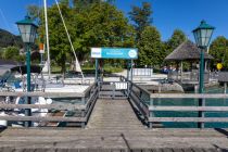 Mitten zwischen den großen Campingplätzen: Der Schiffsanleger in Nussdorf am Attersee • © alpintreff.de / christian schön