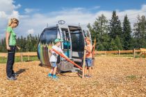 Die Malgondel mit den Riesen-Buntstiften steht in der Gondelwelt an der Reiteralm. • © Reiteralm Bergbahnen