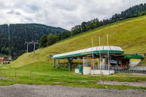 Talstation und Trasse der Sesselbahn Hochwurzen I in Schladming - im Sommer.  • © alpintreff.de - Christian Schön