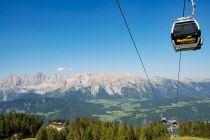Der Preunegg Jet im Sommer mit dem Dachstein-Massiv im Hintergrund.  • © Reiteralm Bergbahnen