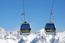 Zwei Gondeln des Silver Jets, die auf die Reiteralm führen.  • © Reiteralm Bergbahnen