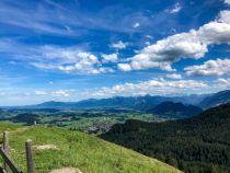 Blick vom Breitenberg in Pfronten ins schöne Allgäu - und damit in den Schlosspark. © Tina Lutz Blick vom Breitenberg in Pfronten ins schöne Allgäu - und damit in den Schlosspark. © Tina Lutz