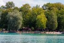 Der Naturbadeplatz Schlosspromenade in Schörfling am Attersee. • © alpintreff.de - Christian Schön