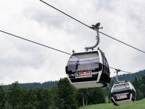 An der Talstation der Schönleitenbahn I in Saalbach (Vorderglemm). Die Bahn ist eigentlich nicht im Sommer in Betrieb. Dieses Foto entstand im Sommer 2019, als die Kohlmaisbahn in Saalbach im Bau war. • © alpintreff.de / christian schön