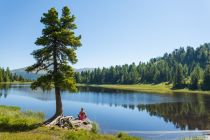 Der Schwarzsee mit der einzelnen Zirbe • © TMG - Simone Attisani