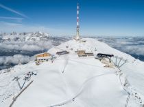 In der Mitte: Sesselbahn Brunelle am Gipfel des Kitzbüheler Horns • © Michael Werlberger / Leitner Ropeways