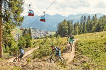 Mit Blick auf Serfaus auf dem Högtrail unterwegs. • © Serfaus-Fiss-Ladis Marketing GmbH / Christian Waldegger