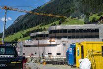 Die Baustelle der Silvretta Therme in Ischgl im Sommer 2022. Könnte was werden mit der Eröffnung im Winter ... ;-) • © alpintreff.de / christian schön