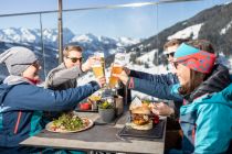 Gutgehen lassen in der Umbrella Bar im Skigebiet Zillertal Arena. • © Zillertal Arena