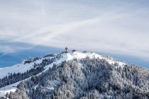 Skifahren an der Buchensteinwand mit dem Jakobskreuz. • © TVB Kitzbüheler Alpen, rol.art-images