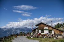 Die Tulfeinalm mit Aussicht. • © Tourismusverband Hall-Wattens