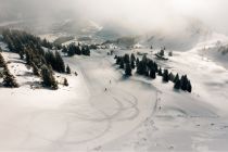 Perfekte Schwünge im Skigebiet Hahnenkamm in Reutte. • © Bergwelt Hahnenkamm