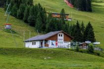 Der Almlift im Skigebiet Hinterstöder-Höss im Sommer. Direkt daneben startet der Hösslift.  • © alpintreff.de - Christian Schön