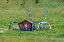 Die Talstationen vom Lärchenlift (links) und Schullift (rechts) liegen direkt nebeneinander. Hier ein Bild aus dem Sommer. • © alpintreff.de - Christian Schön