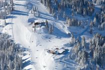 Die Bergstation der Gondelbahn Karbachalm im Winter. Rechts liegt die Karbachalm.  • © Hochkönig Tourismus GmbH