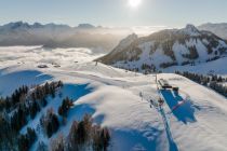 Rechts die Bergstation der Almen 8er Schwarzeck-Sesselbahn. • © TVB Lofer