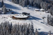 Die Mutterer Alm liegt im Zentrum des Skigebiets. • © Innsbruck Tourismus / Alpine Luftbild